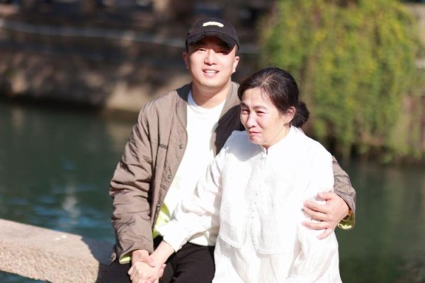 楠希配资 32岁儿子辞职照顾“2岁妈妈”，对话主人公：在遗忘深渊里栽一束光