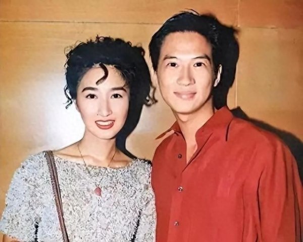 优配良品 张家辉和老婆看演唱会，60岁关咏荷断崖衰老，夫妻同岁却像两代人